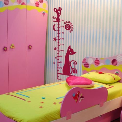 Кровать детская с наклейками