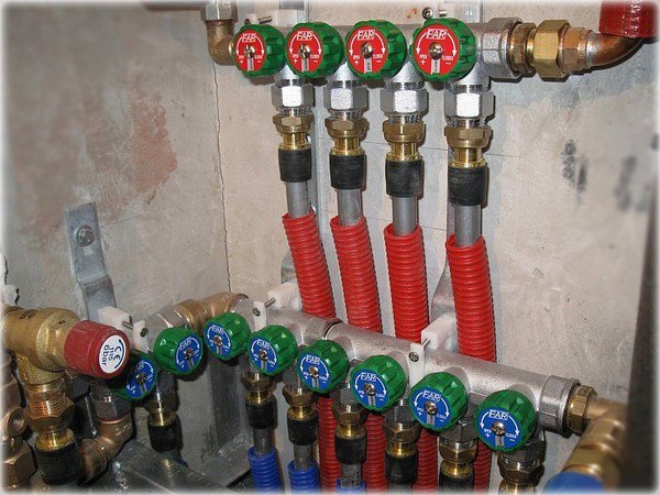 Коллекторный узел для холодного водоснабжения Рехау