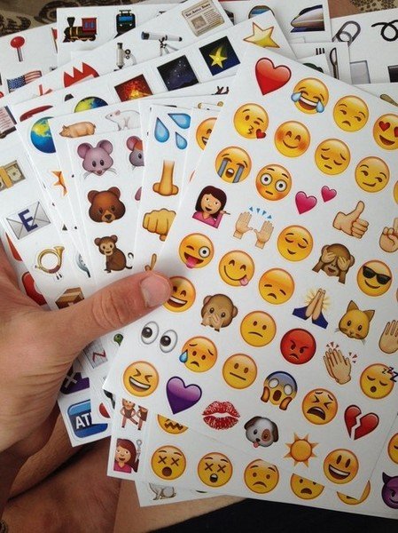 Стикер арт на улице