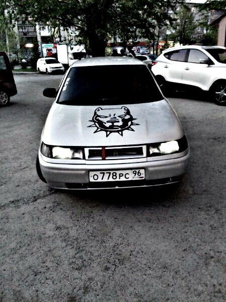 Версаче на капоте ВАЗ 2114