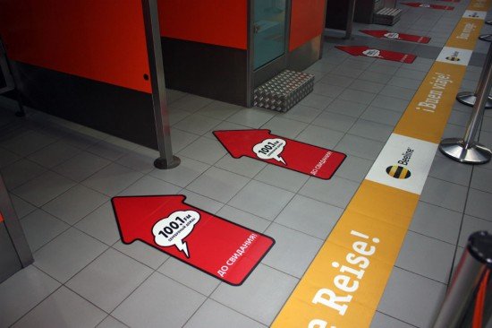 Рекламную наклейку напольную