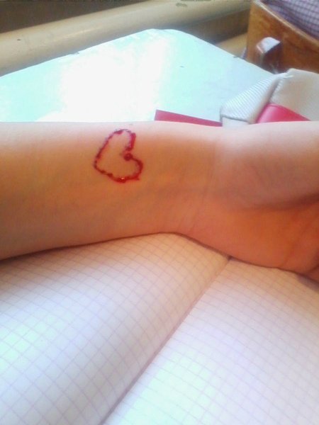 Порещ на руке ввиде сррдца
