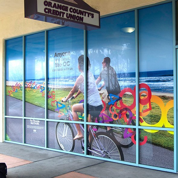 Перфорированная пленка на витрине