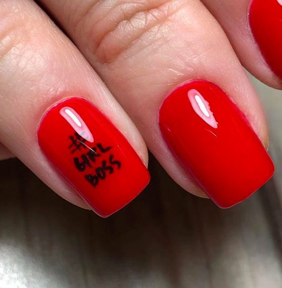 Маникюр красный с белым с надписями