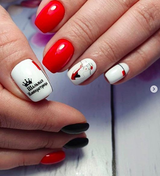 Красный маникюр с наклейками надписями