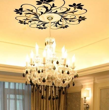 Узор на потолке вокруг люстры