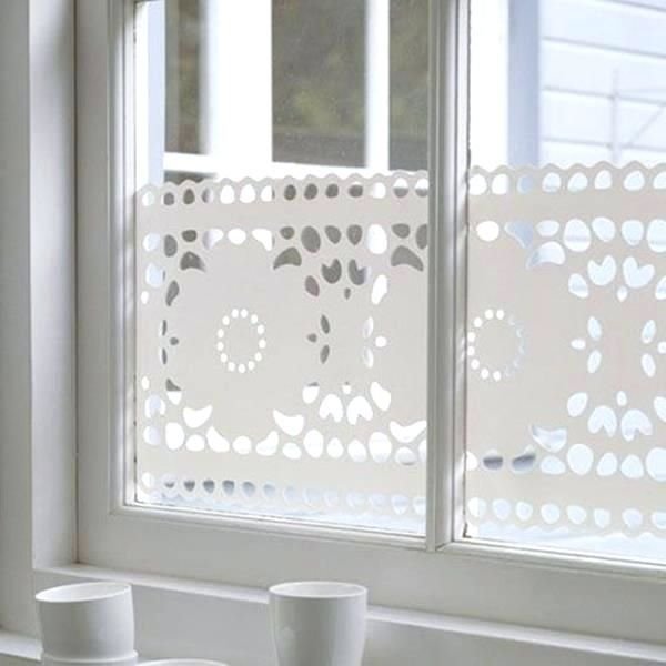 Кружево на стекле окна