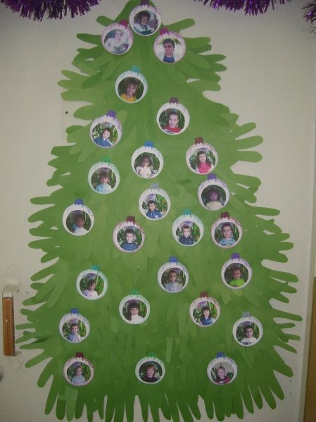 Елка из ладошек детей