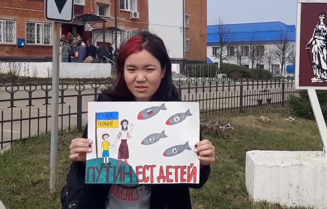 Посадили отца девочки. Плакаты для детей. Баба с плакатом. Плакат за Путина. Плакат за Россию.