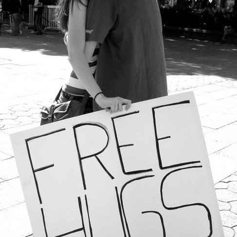 Табличка бесплатные обнимашки