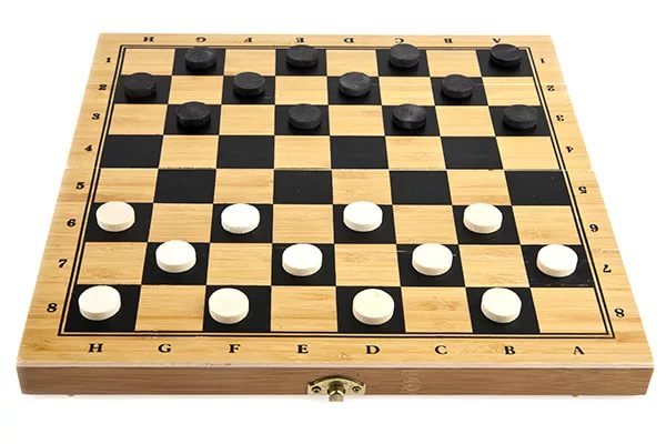 Шашки на белом фоне