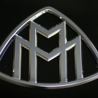 Значок Майбаха сбоку