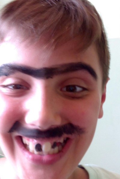 Брови на белом фоне