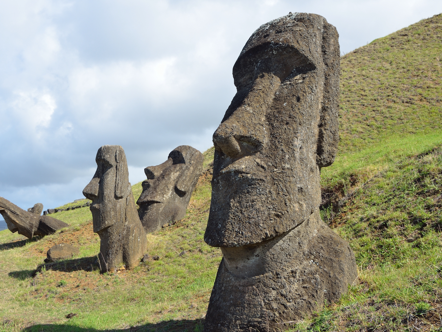 Остров Пасхи статуи Моаи. Каменные истуканы острова Пасхи. Моаи с острова Пасхи британский музей. Истуканы острова Пасхи Смайл.