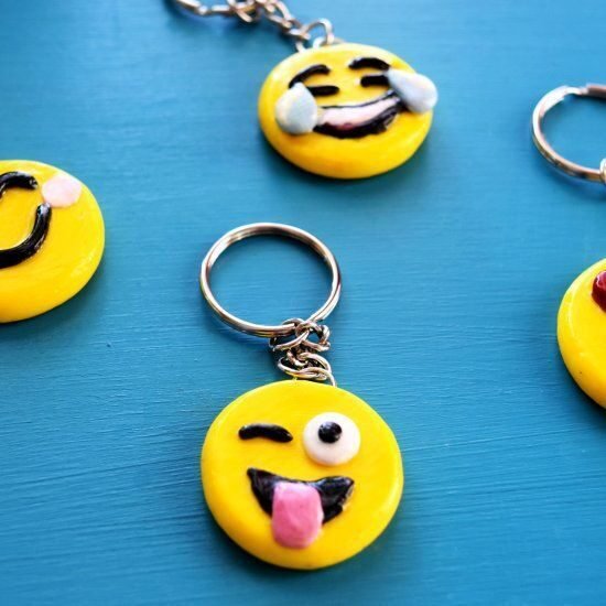 Брелок смайлик из полимерной глины