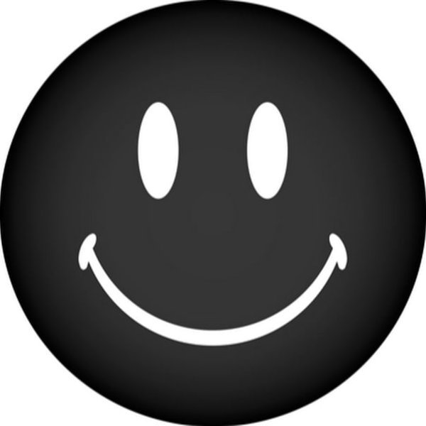 Черный улыбающийся смайлик