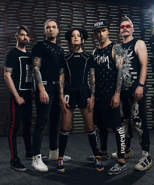 Солистка рок группы слот