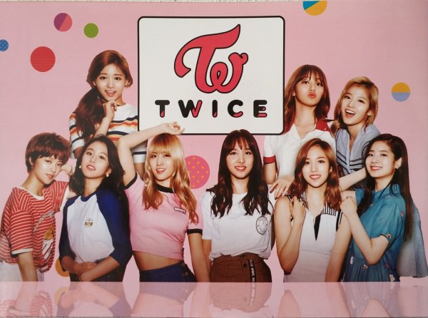 Корейская группа твайс плакат