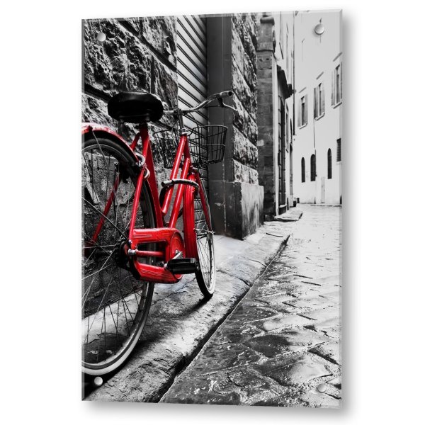 Красный велосипед на мощеной улице