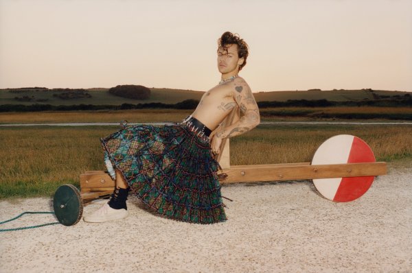 Гарри Стайлс в платье Вог