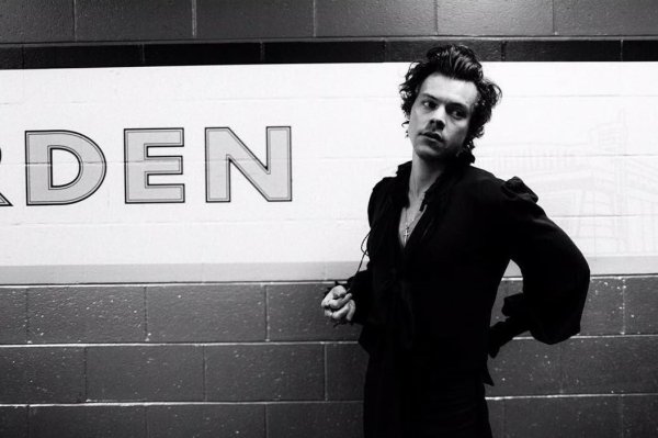 Harry Styles 1366 на 768 обои