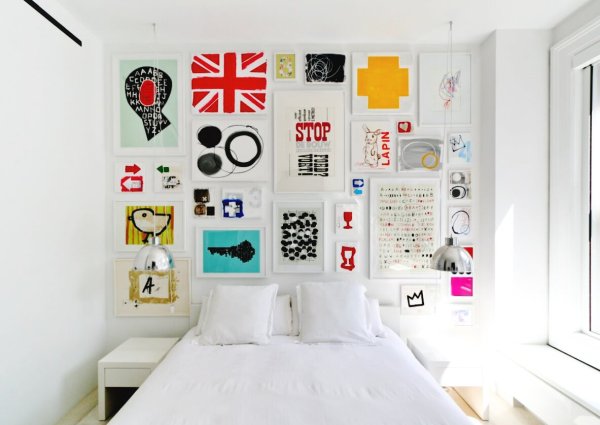 Комната с постерами на стенах