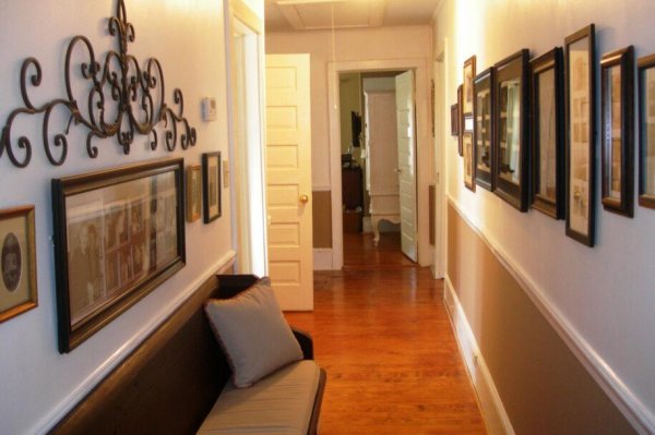 Длинный коридор с картинами