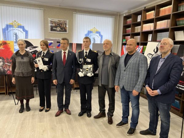 Плакат в поддержку военных России