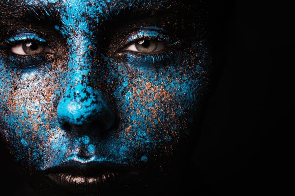 Девушка в черной краске