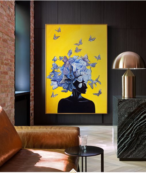 Картины на желтой стене