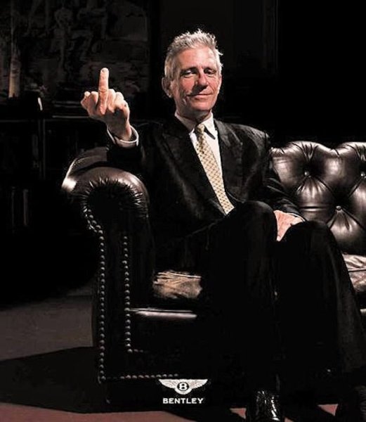 Человек в кресле