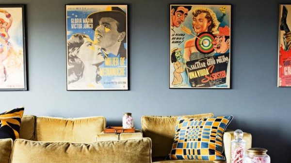 Интерьер комнаты с постерами