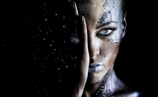 Лицо в блестках