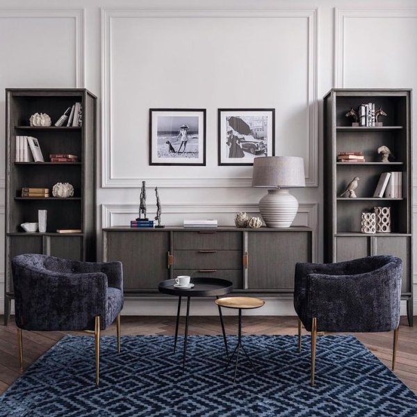 Синий бархатный диван в интерьере