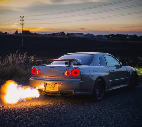 Nissan Skyline r34 ночью