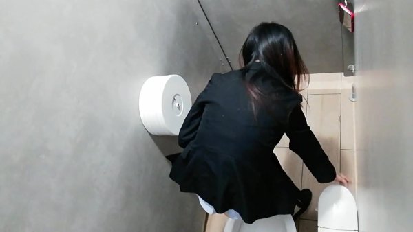 Черно белая картина в туалет