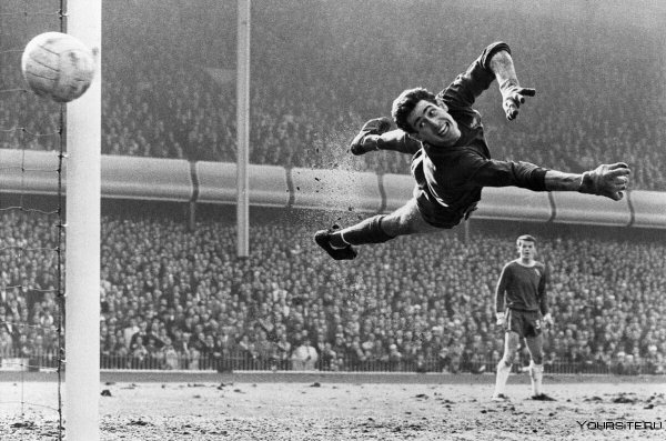 Лев Яшин в прыжке