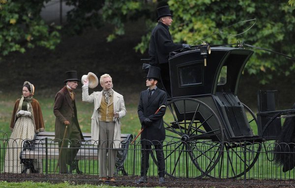 Кроули благие знамения косплей