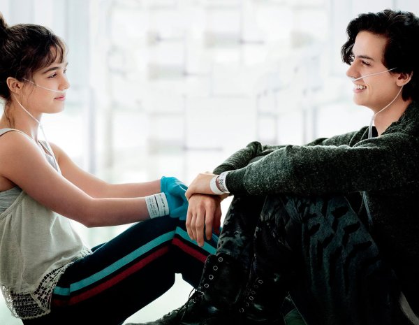 В метре друг от друга Постер