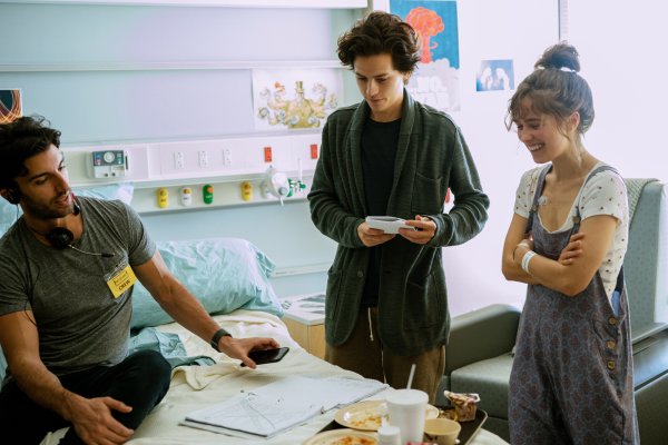 В метре друг от друга (2019)