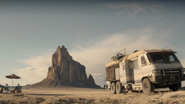 Финч фильм 2021 Постер