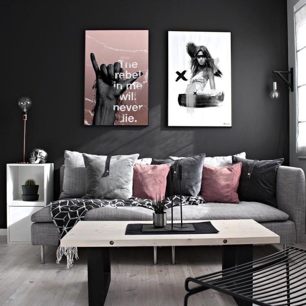 Постеры в сером интерьере