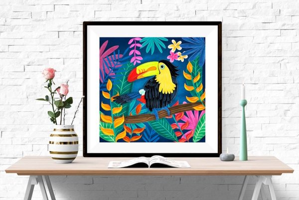 Тукан в тропических листьях