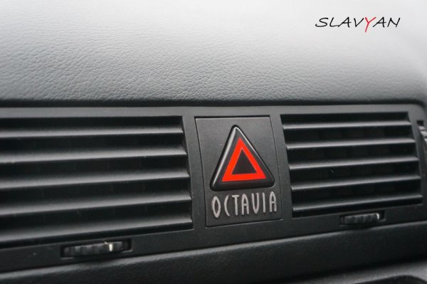 Рамка кнопки аварийки Шкода Октавия тур