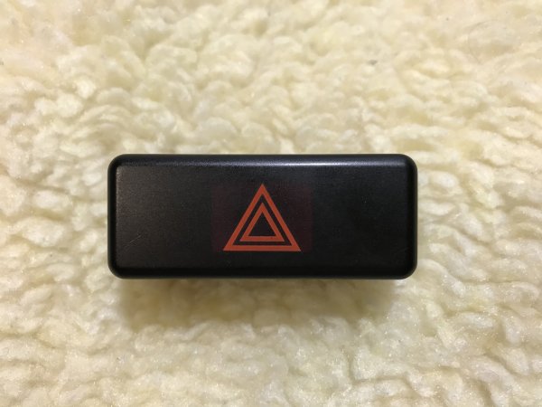 Кнопка аварийки в машине