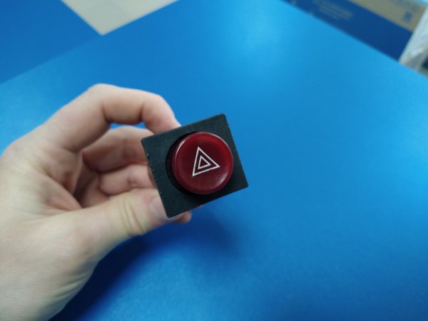 Кнопка включения аварийной сигнализации