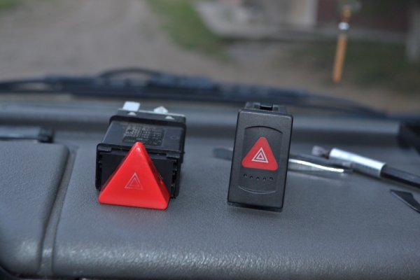 Черная кнопка аварийки Hyundai Tucson