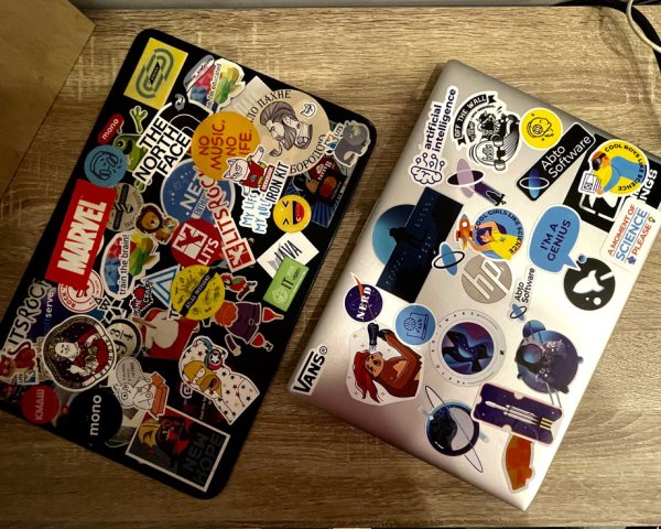 Макбук обклеенный наклейками