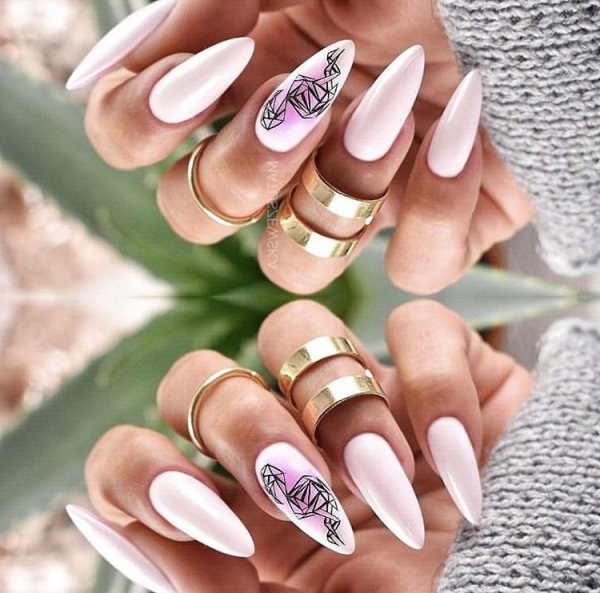 Маникюр на миндалевидные ногти с наклейками