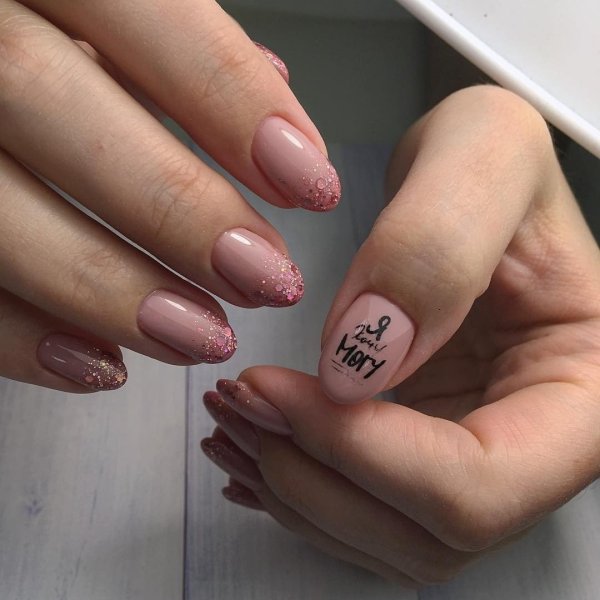 Ногти однотонные с наклейками